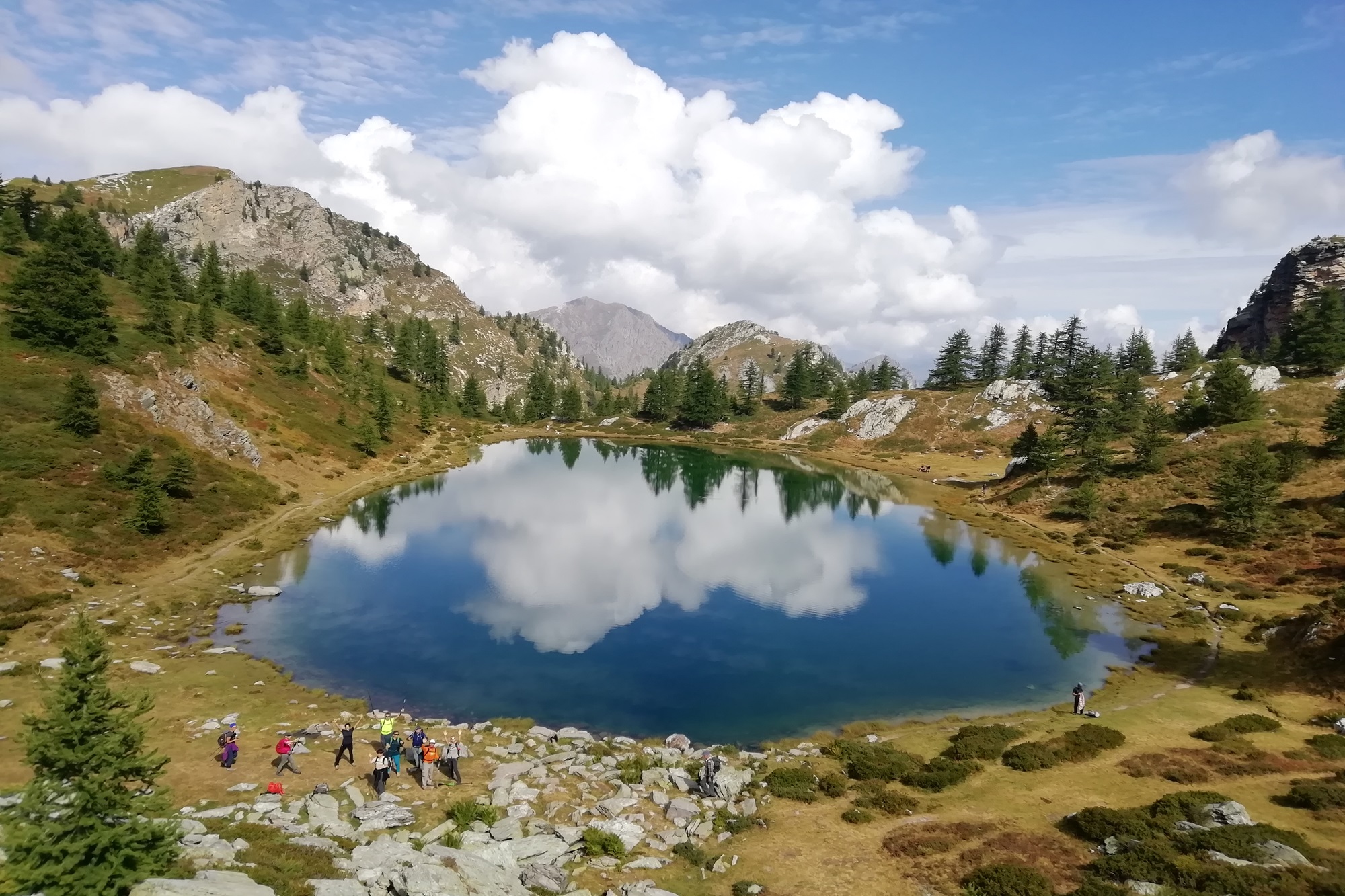 Si trova in Piemonte e di nero ha solo il nome: scopri il trekking all’incantevole lago della Valle Maira